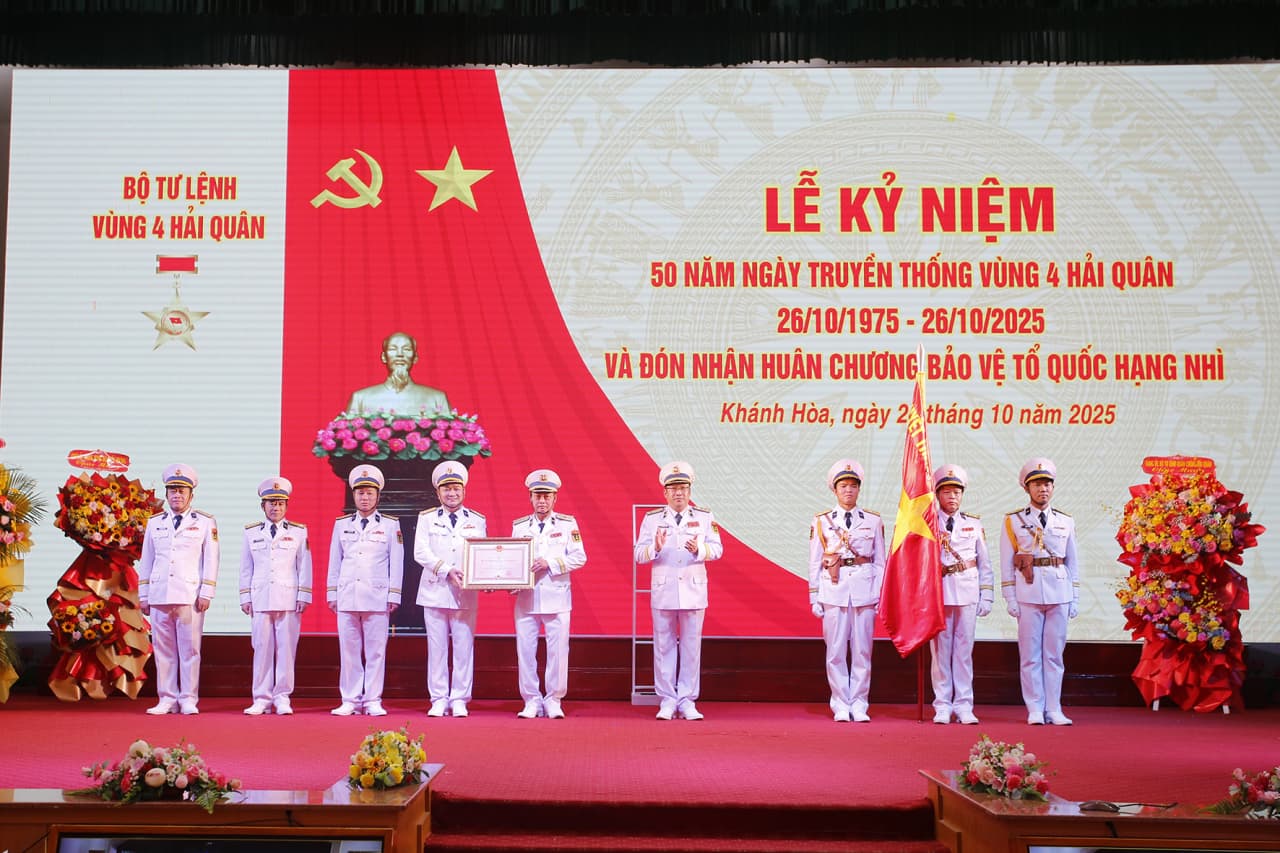 Vùng 4 Hải quân tổ chức Lễ kỷ niệm 50 năm Ngày truyền thống và đón nhận Huân chương Bảo vệ Tổ quốc hạng Nhì