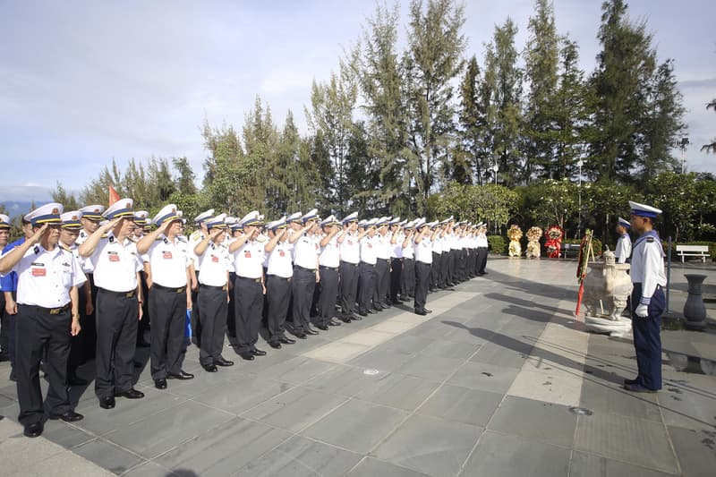 Tuổi trẻ Cục Hậu cần-Kỹ thuật Hải quân dâng hương tại Khu tưởng niệm chiến sĩ Gạc Ma