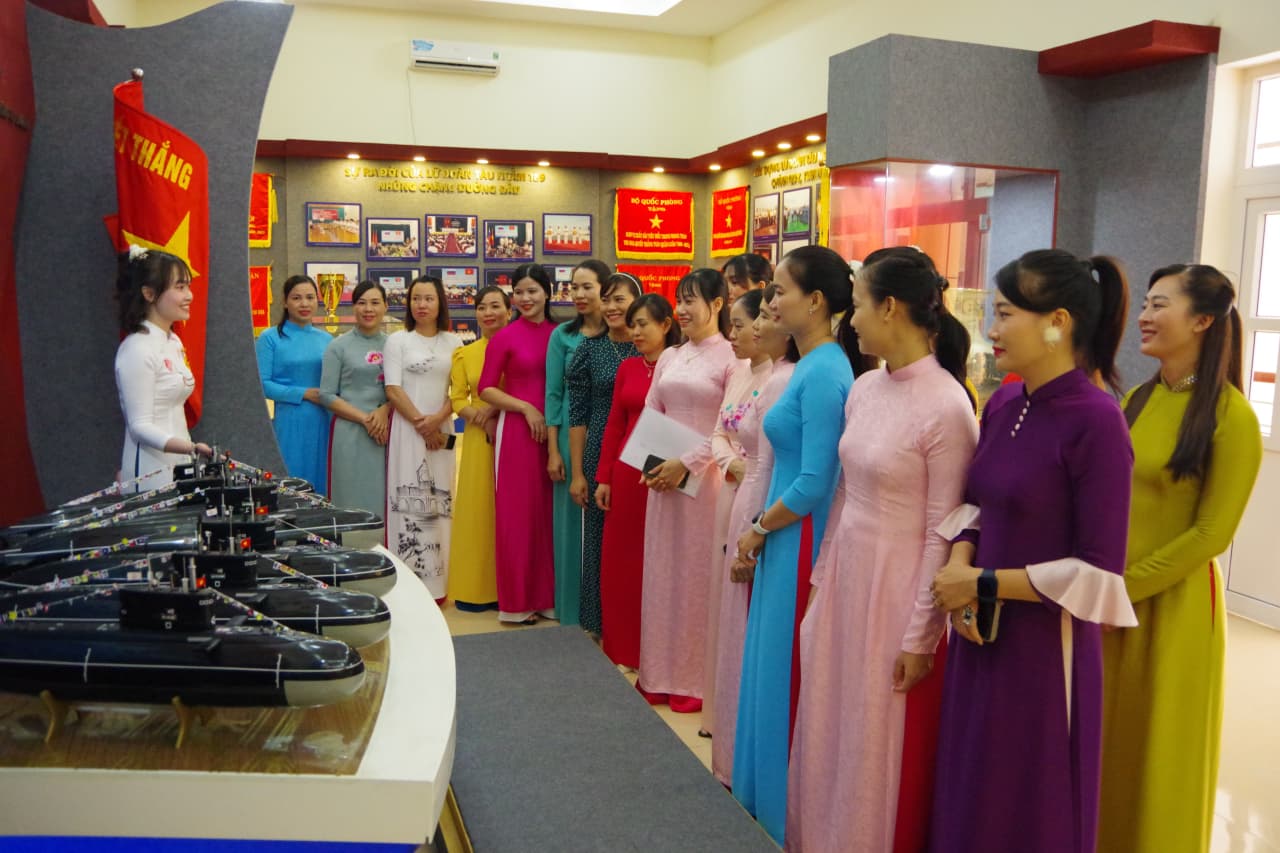 Những "bông hoa" đồng hành với bộ đội tàu ngầm