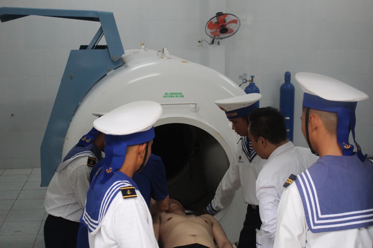 Đảo Song Tử Tây cấp cứu kịp thời ngư dân bị giảm áp do lặn sâu