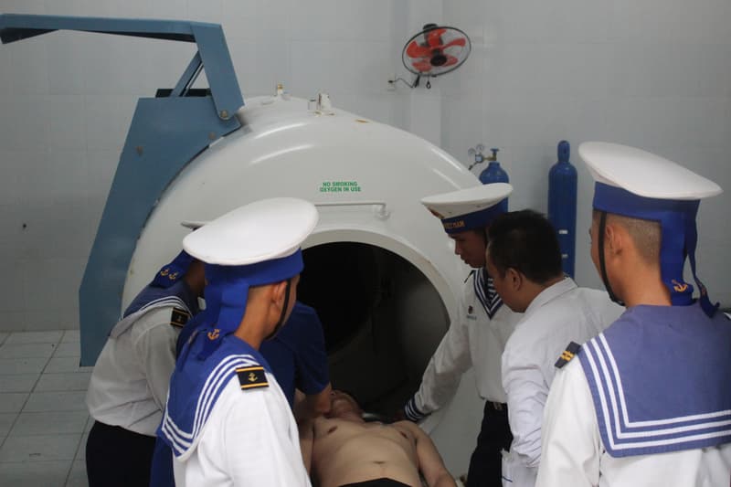 Đảo Song Tử Tây cấp cứu kịp thời ngư dân bị giảm áp do lặn sâu