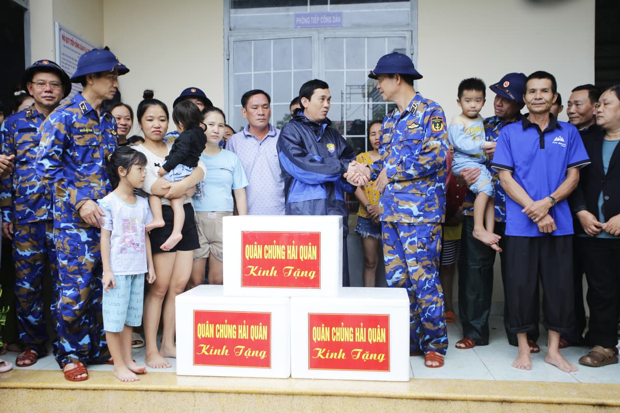 Chính uỷ Hải quân nắm tình hình, thăm và tặng quà nhân dân vùng lũ tỉnh Khánh Hoà