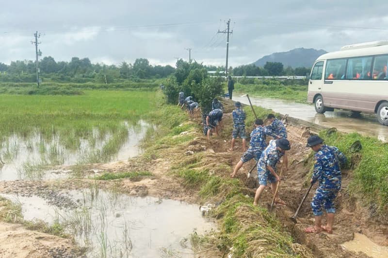 Lữ đoàn 101 tăng cường hơn 100 cán bộ, chiến sĩ hỗ trợ tỉnh Khánh Hòa khắc phục hậu quả mưa lũ