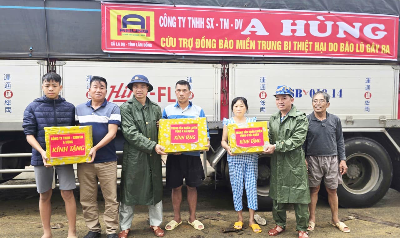 Trung tâm Huấn luyện Vùng 4 chuyển hàng cứu trợ đến nhân dân vùng lũ lụt