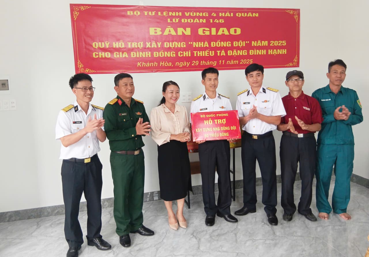 Lữ đoàn 146 bàn giao nhà đồng đội