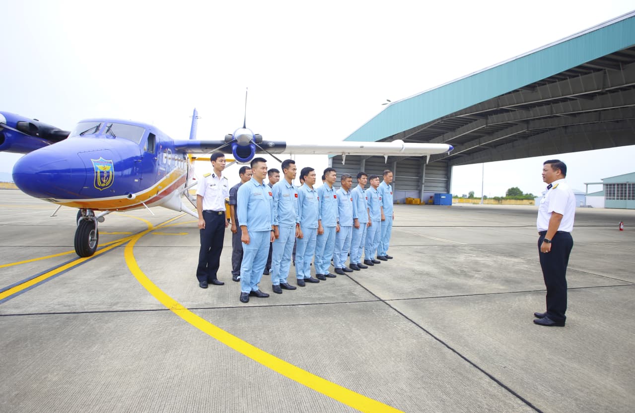 Máy bay DHC-6 bay tuần tra kiểm soát hoạt động khai thác hải sản bất hợp pháp