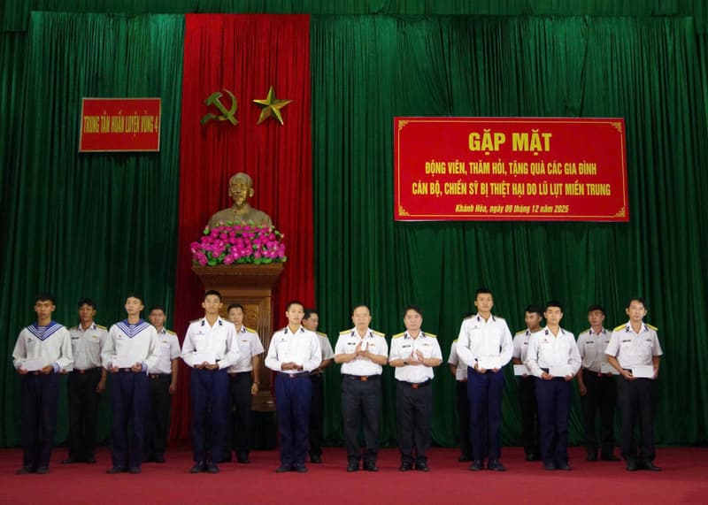 Trung tâm Huấn luyện Vùng 4 gặp mặt, động viên các quân nhân có gia đình bị thiệt hại do mưa lũ