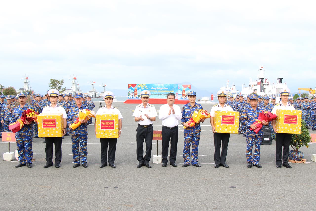 Vùng 4 tổ chức tiễn đoàn công tác chúc tết quân dân đặc khu Trường Sa