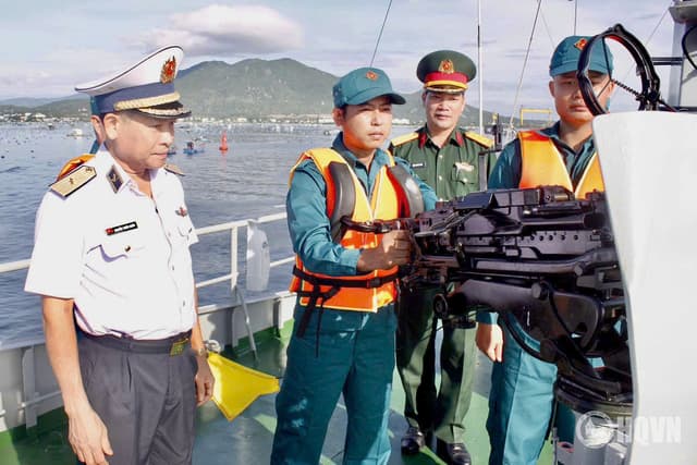 Ban giám khảo Hội thi tàu tốt, Hội thao huấn luyện tàu Hải đội dân quân thường trực chấm thi tại khu vực Khánh Hoà