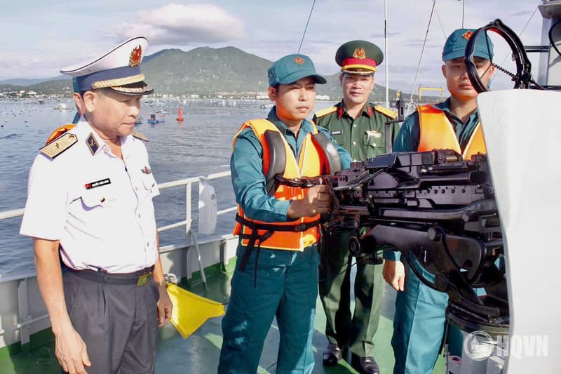 Ban giám khảo Hội thi tàu tốt, Hội thao huấn luyện tàu Hải đội dân quân thường trực chấm thi tại khu vực Khánh Hoà