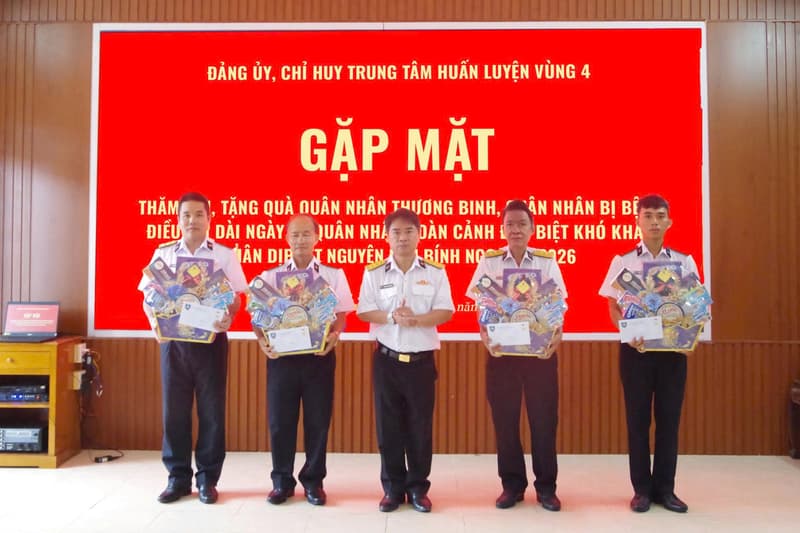 Trung tâm Huấn luyện Vùng 4 tặng quà quân nhân có hoàn cảnh khó khăn