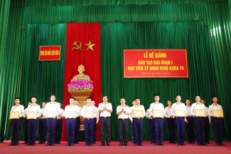 Trung tâm Huấn luyện Vùng 4 bế giảng đào tạo giai đoạn 1 học viên sĩ quan cấp phân đội