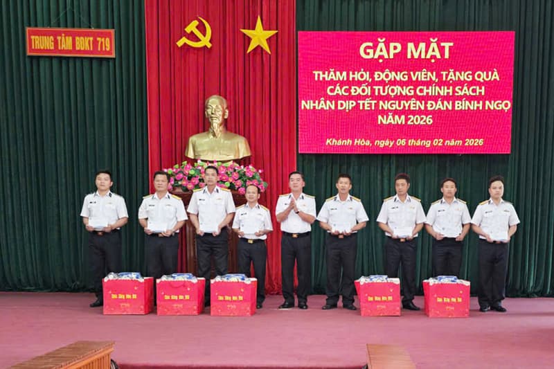 Trung tâm Bảo đảm kỹ thuật 719 gặp mặt, tặng quà các quân nhân