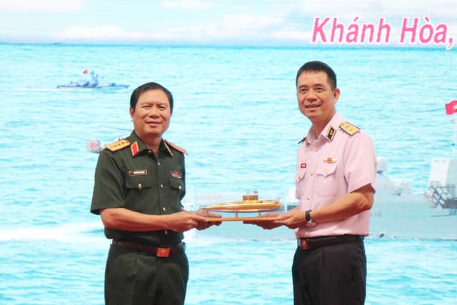 Đại tướng Nguyễn Tân Cương kiểm tra, chúc tết các đơn vị Hải quân tại Căn cứ quân sự Cam Ranh