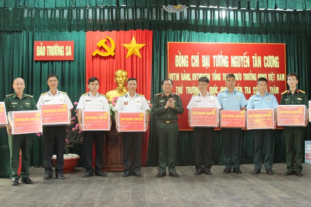 Đoàn công tác Quân uỷ Trung ương, Bộ Quốc phòng thăm, chúc tết đặc khu Trường Sa và Nhà giàn DK1