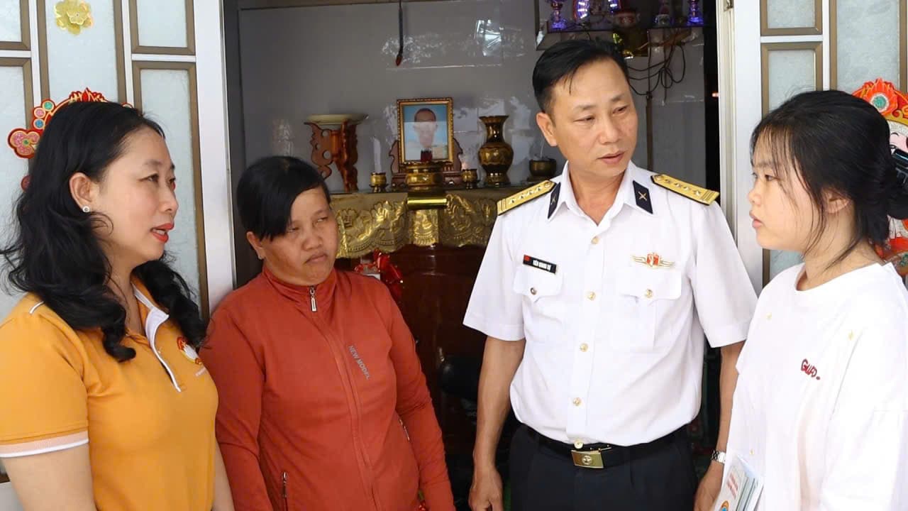 Lữ đoàn 957 thăm, tặng quà tết cho con ngư dân