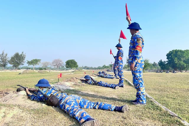 Trung tâm Huấn luyện Vùng 4 tổ chức kiểm tra chiến sĩ mới bắn tập lần 1