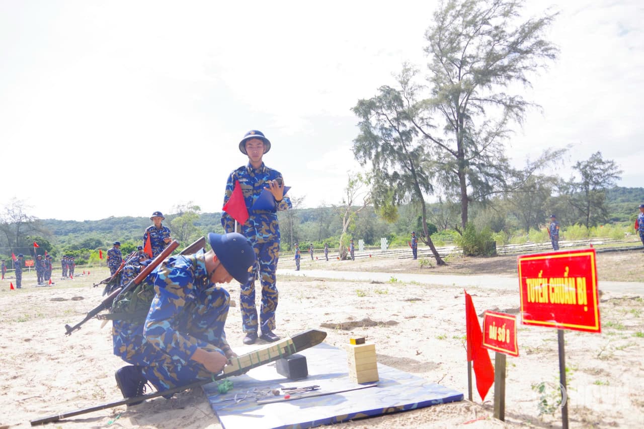 Quân chủng Hải quân tổ chức tham quan làm mẫu kiểm tra "3 tiếng nổ" cho chiến sĩ mới năm 2026