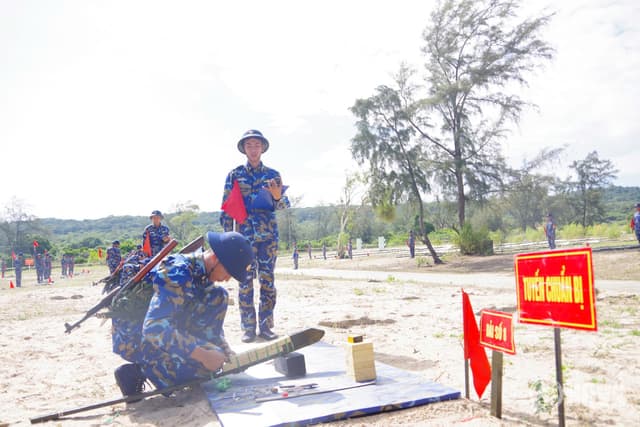 Quân chủng Hải quân tổ chức tham quan làm mẫu kiểm tra "3 tiếng nổ" cho chiến sĩ mới năm 2026