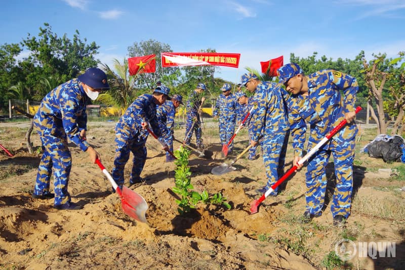 Trung tâm Bảo đảm Kỹ thuật 719 tổ chức “Tết trồng cây đời đời nhớ ơn Bác Hồ”