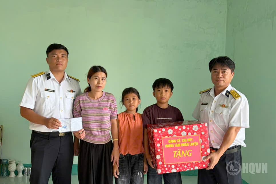 Trung tâm Huấn luyện Vùng 4 Hải quân tặng quà con ngư dân