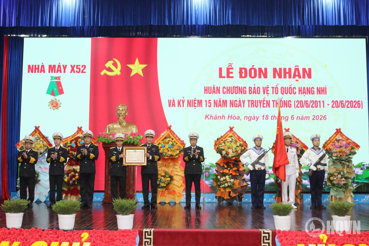 Nhà máy X52 đón nhận Huân chương Bảo vệ Tổ quốc hạng Nhì và kỷ niệm 15 năm ngày truyền thống