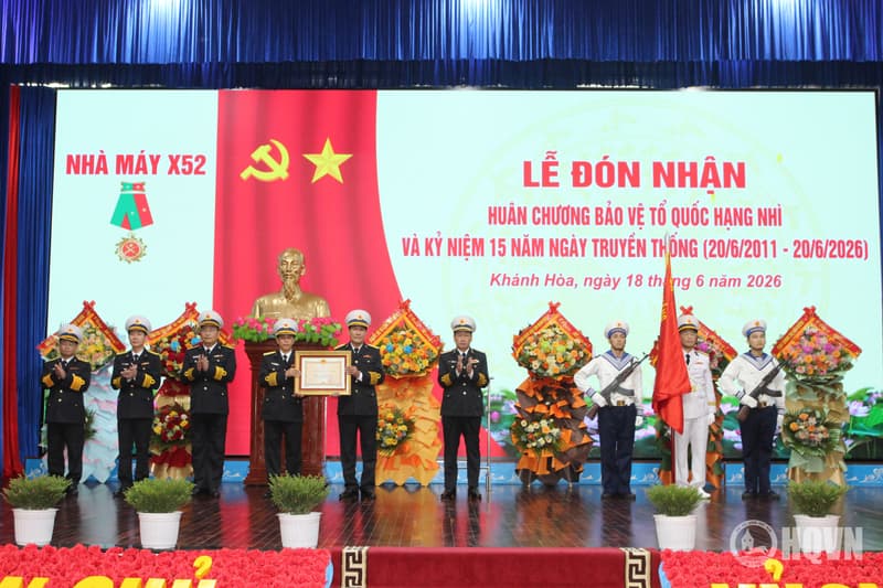 Nhà máy X52 đón nhận Huân chương Bảo vệ Tổ quốc hạng Nhì và kỷ niệm 15 năm ngày truyền thống