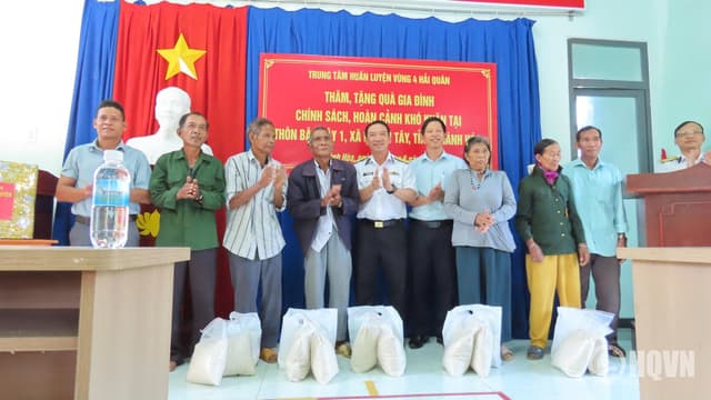 Trung tâm Huấn luyện Vùng 4 khám bệnh, cấp thuốc và tặng quà các gia đình chính sách