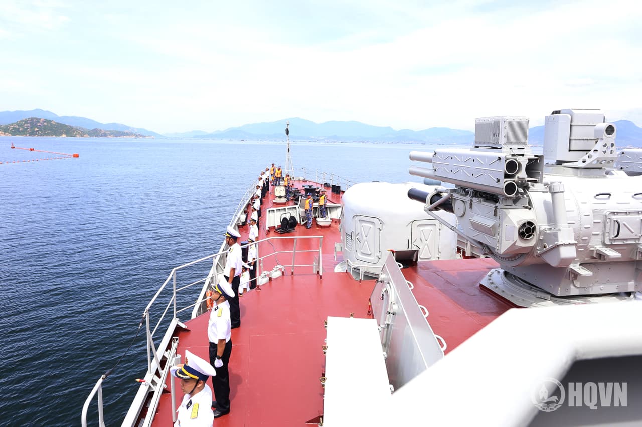 Tàu 015-Trần Hưng Đạo rời Quân cảng Cam Ranh thăm Trung Quốc, Philippines