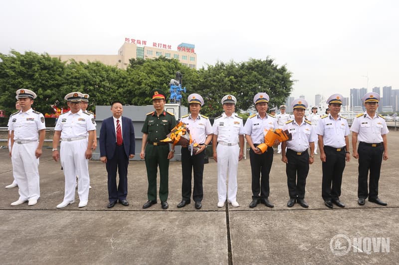 Tàu 015-Trần Hưng Đạo cập Quân cảng Tân Châu, bắt đầu thăm,  giao lưu với Hải quân Trung Quốc