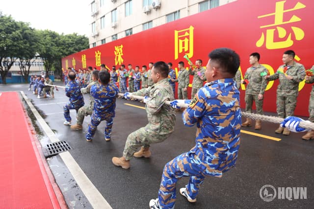 Sĩ quan, thủy thủ Hải quân Việt Nam giao lưu thể thao và tham quan tàu Hải quân Trung Quốc