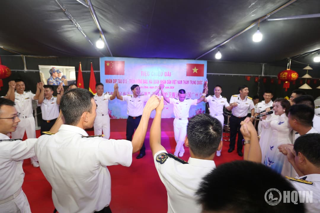 Hải quân Việt Nam tổ chức tiệc chiêu đãi trên Tàu 015-Trần Hưng Đạo trong chuyến thăm Trung Quốc