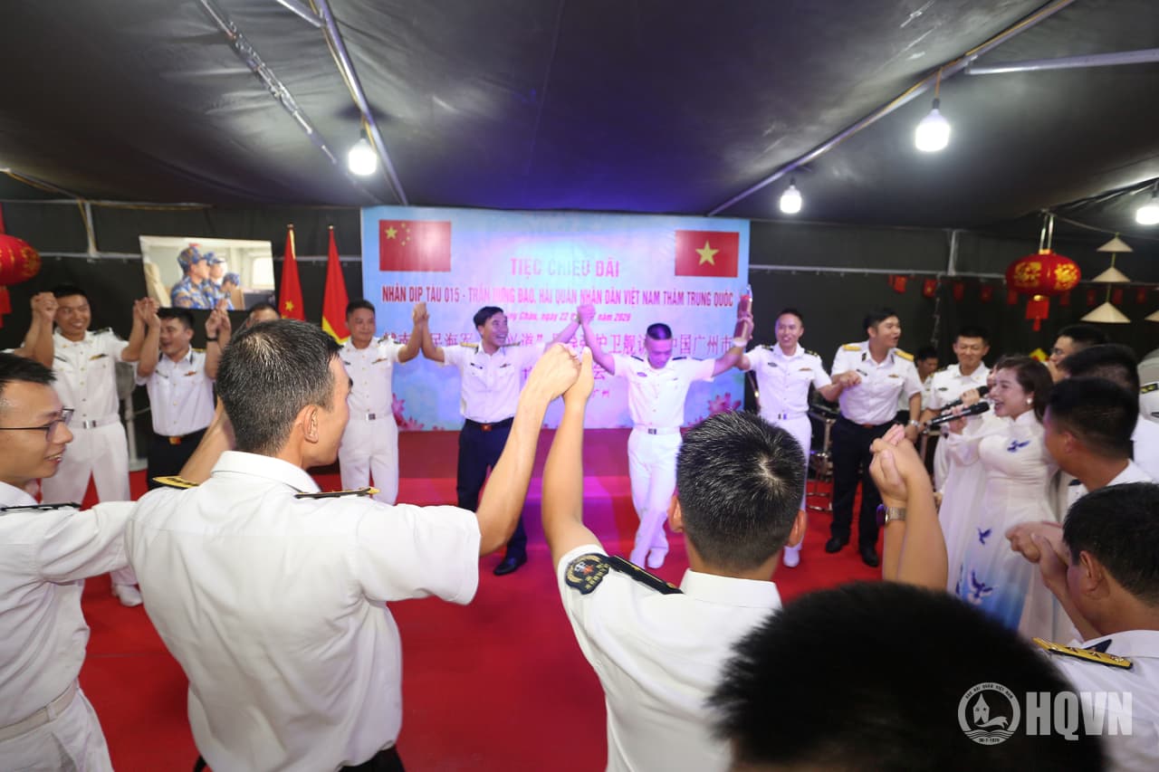 Hải quân Việt Nam tổ chức tiệc chiêu đãi trên Tàu 015-Trần Hưng Đạo trong chuyến thăm Trung Quốc