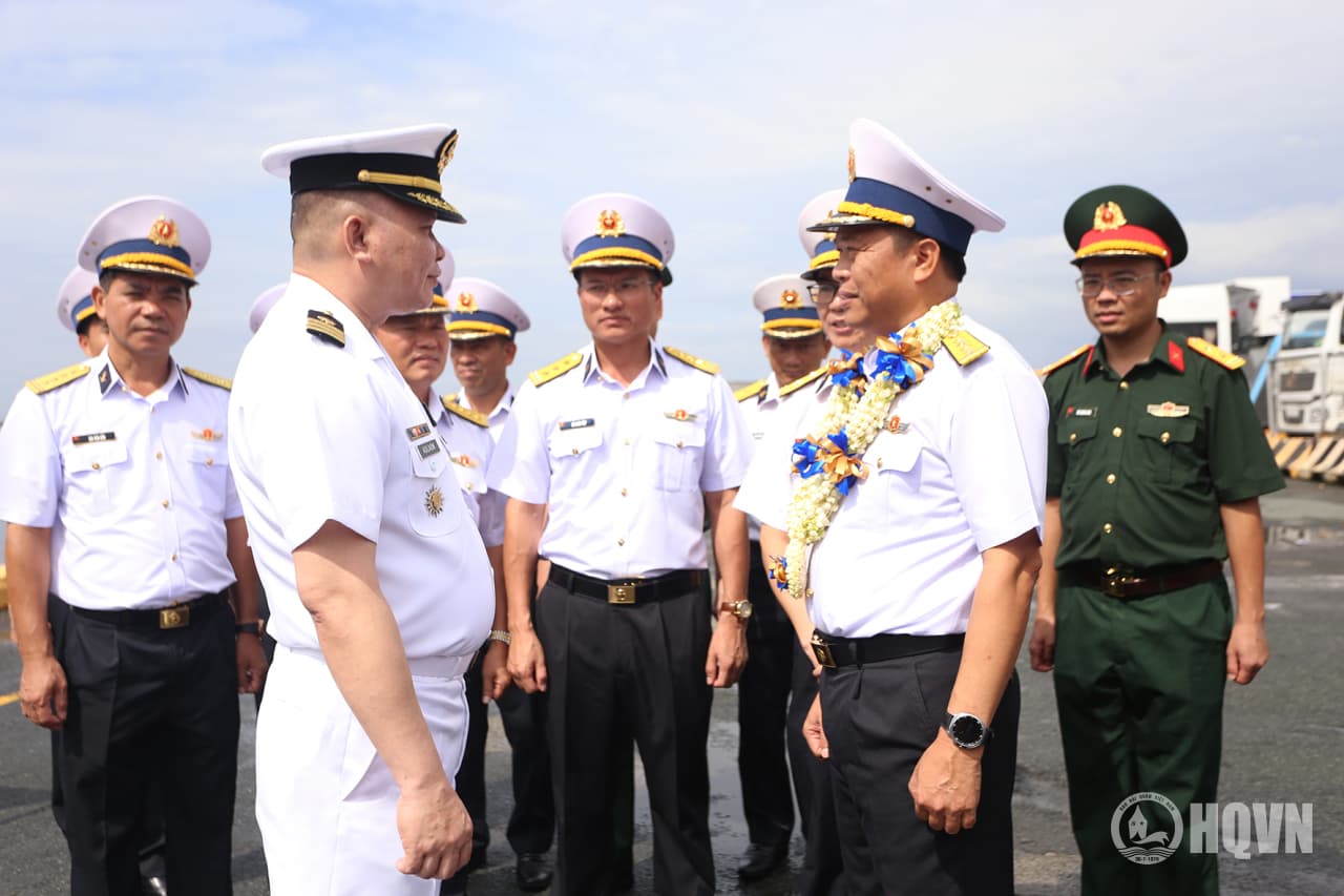 Tàu 015 cập cảng Manila, bắt đầu chuyến thăm, giao lưu với Hải quân Philippines