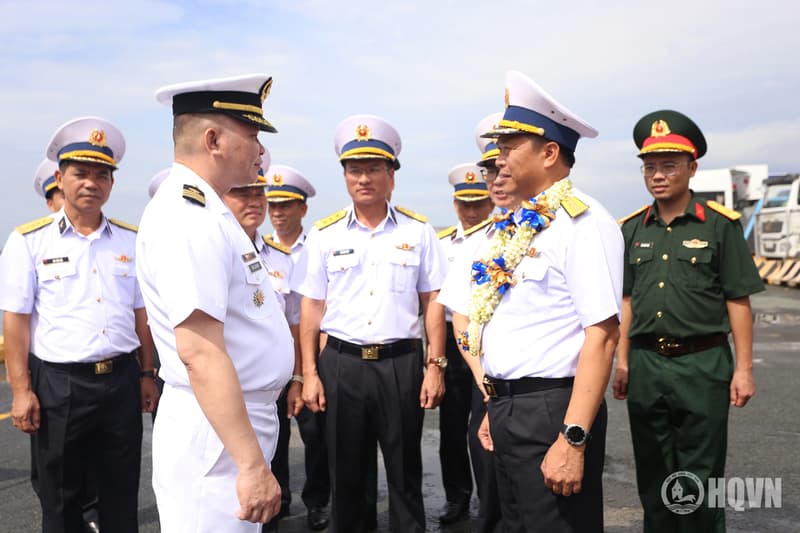 Tàu 015-Trần Hưng Đạo cập cảng Manila, bắt đầu chuyến thăm, giao lưu với Hải quân Philippines