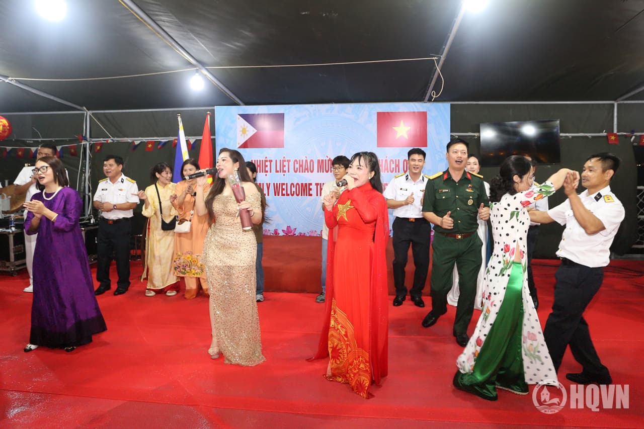Tiệc chiêu đãi các bạn Hải quân Philippines trên Tàu 015