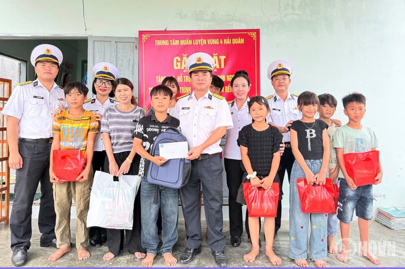 Trung tâm Huấn luyện Vùng 4 tặng quà học sinh có hoàn cảnh khó khăn