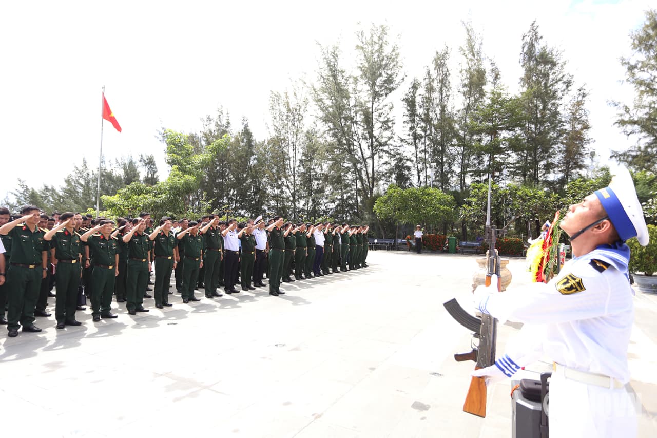 Đoàn đại biểu dự Hội nghị thông tin, tuyên truyền về biển đảo tri ân các Anh hùng liệt sĩ