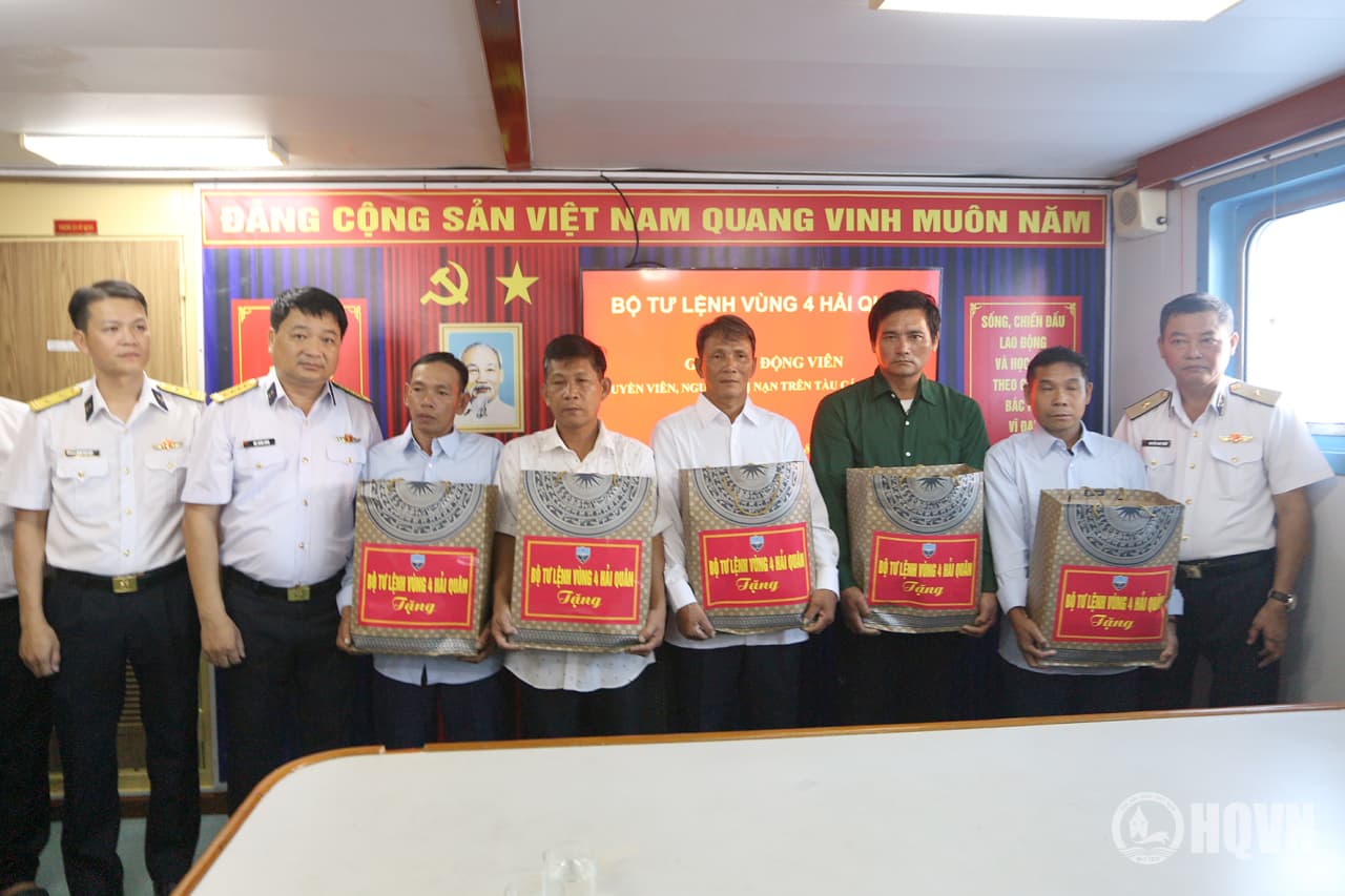 Vùng 4 Hải quân đưa 33 ngư dân gặp nạn trên biển vào bờ an toàn