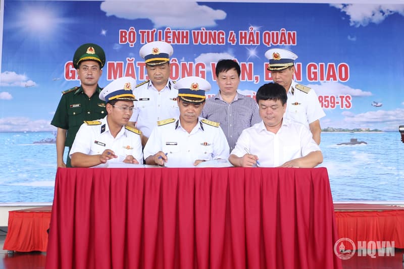 Đưa 32 ngư dân gặp nạn trên biển vào bờ an toàn