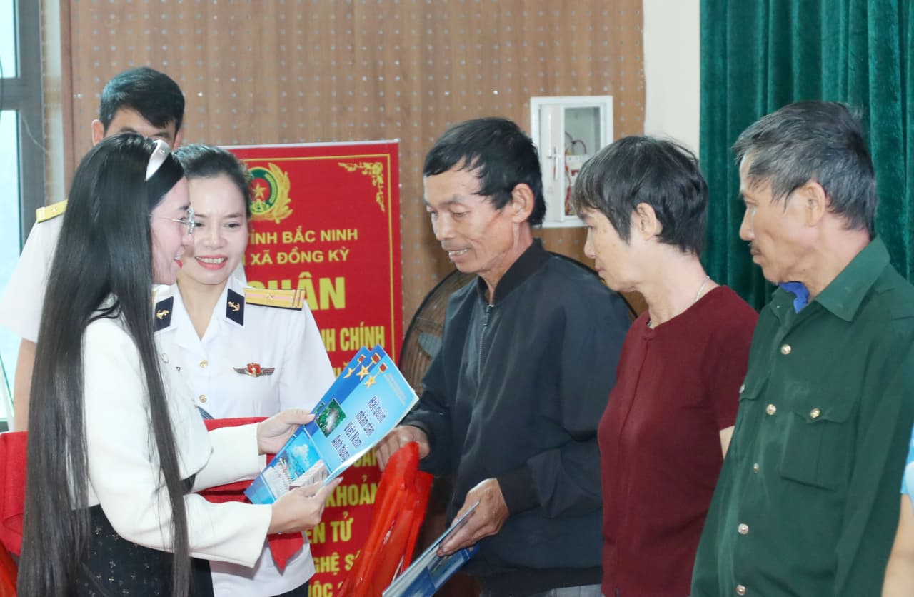 Bộ Tham mưu Hải quân tặng 100 suất quà tại Bắc Ninh