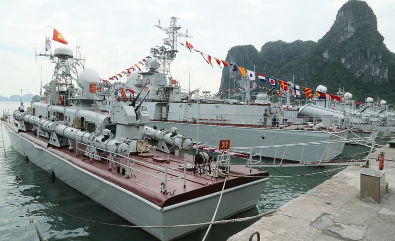 Lữ đoàn 170 thi tàu “chính quy, mẫu mực”, hội thao huấn luyện tàu và thi cán bộ tàu