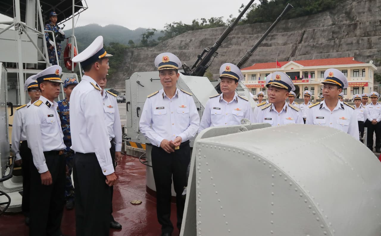 Video: Chính ủy Hải quân thăm các lực lượng trên đảo Trần và Lữ đoàn 169