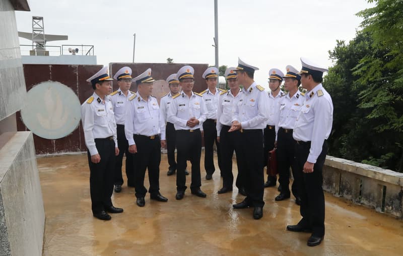 Chính ủy Hải quân thăm các lực lượng trên đảo Trần