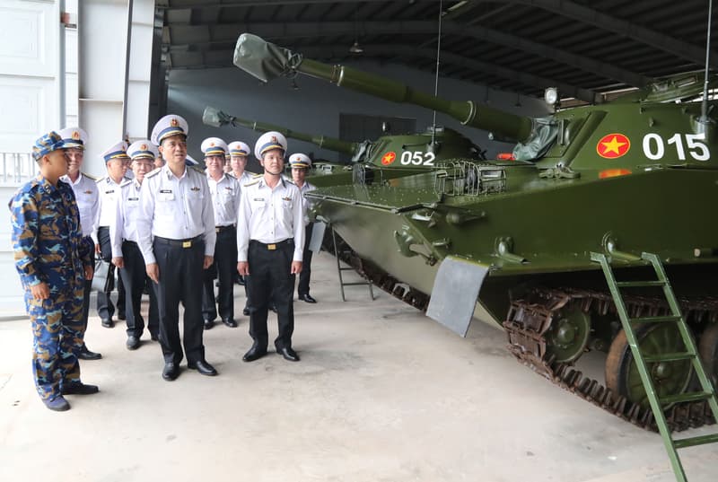 Chính ủy Hải quân nắm tình hình tại Lữ đoàn 147