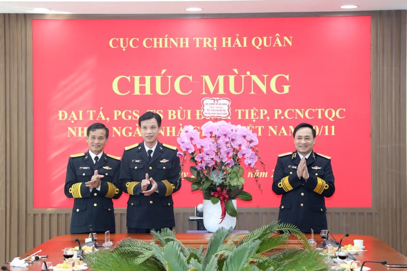 Cục Chính trị Hải quân chúc mừng Đại tá Bùi Đình Tiệp đạt tiêu chuẩn chức danh Phó giáo sư