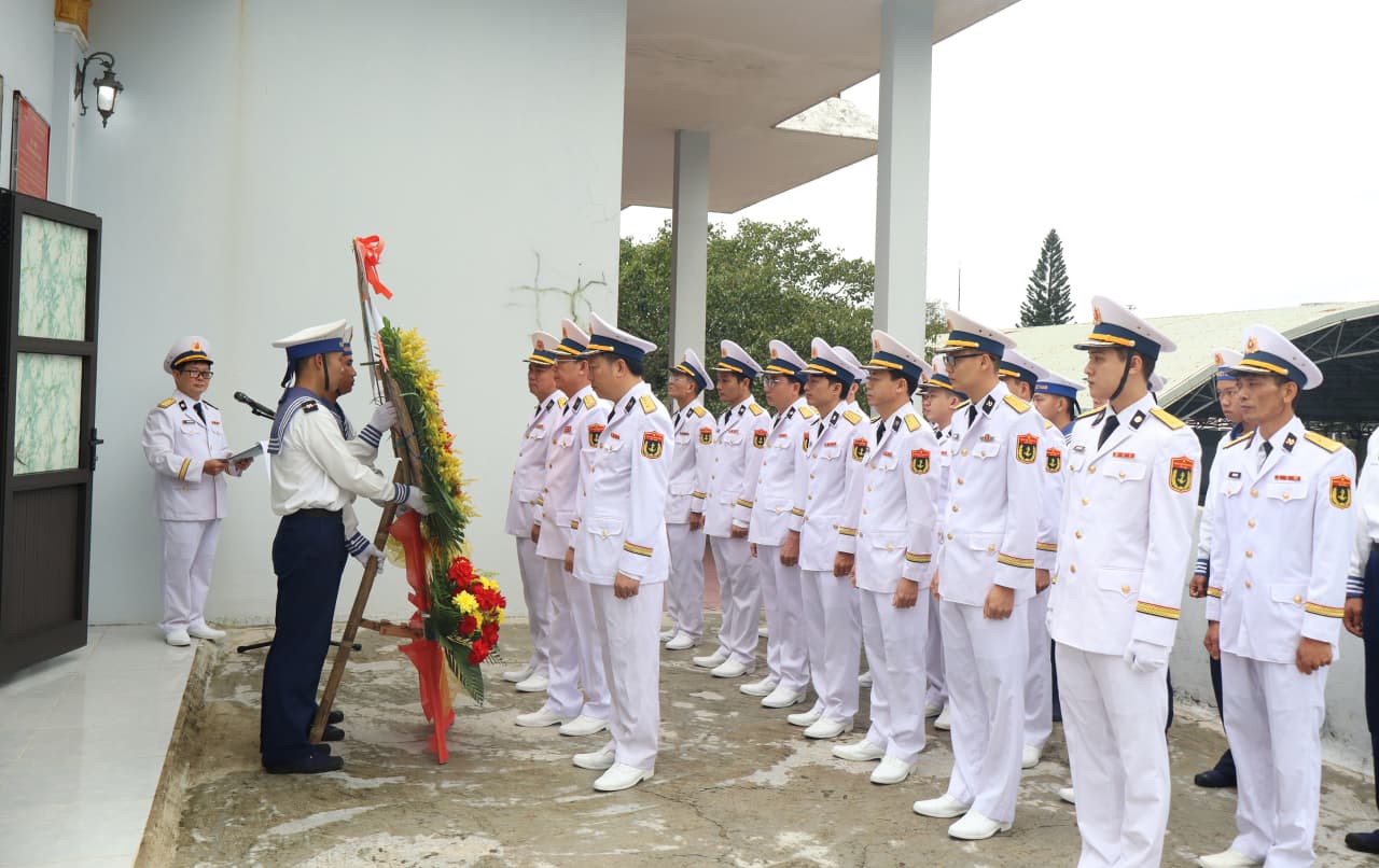 Lữ đoàn 83 Hải quân tổ chức Lễ dâng hương các Anh hùng liệt sĩ