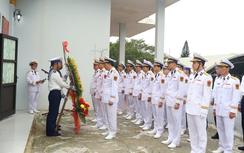 Lữ đoàn 83 Hải quân tổ chức Lễ dâng hương các Anh hùng liệt sĩ