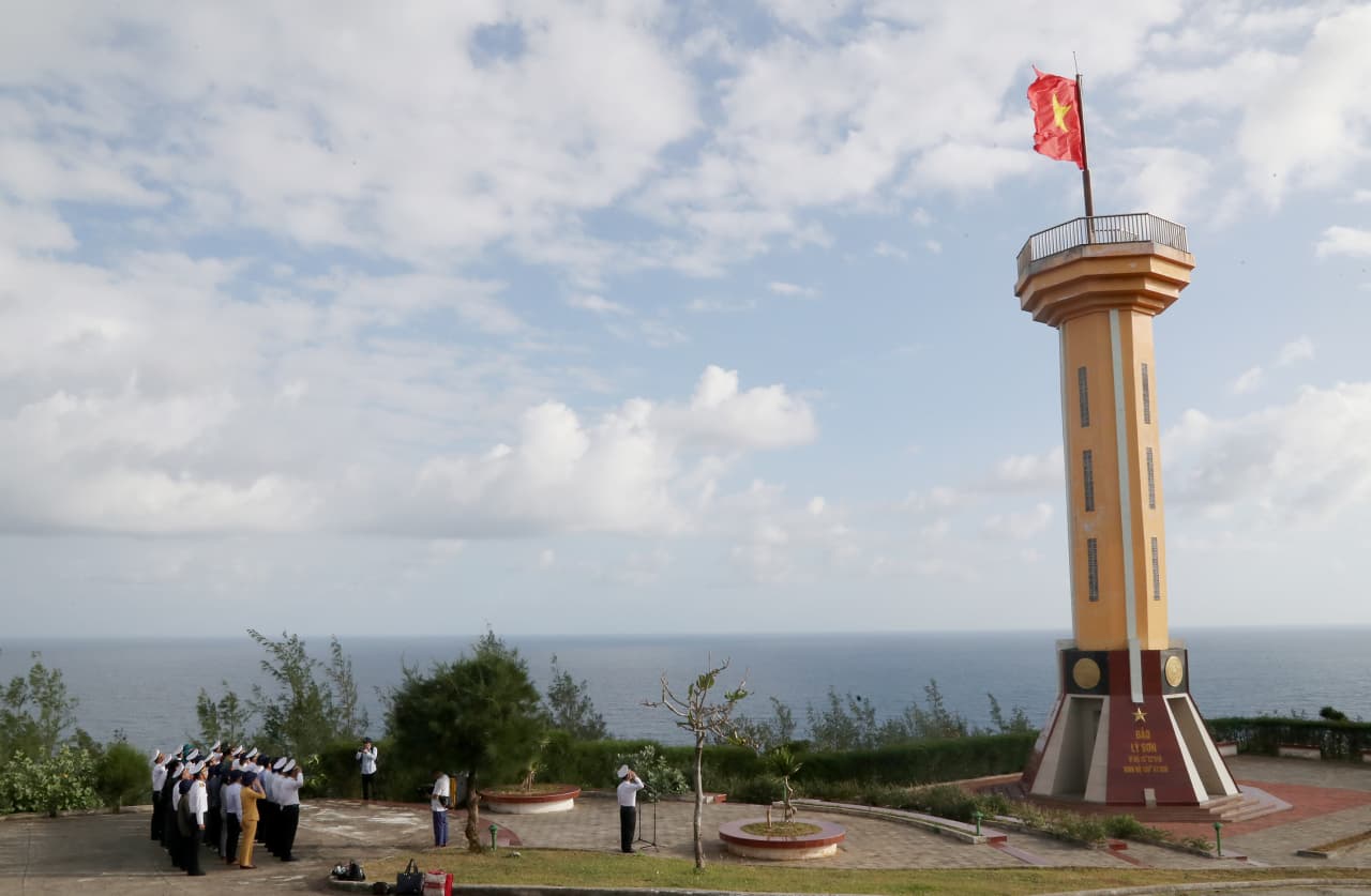 Đoàn công tác Vùng 3 Hải quân chúc Tết quân dân đặc khu Lý Sơn