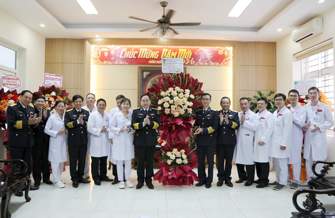 Phó Đô đốc Trần Thanh Nghiêm chúc mừng Viện Y học Hải quân nhân dịp Ngày Thầy thuốc Việt Nam